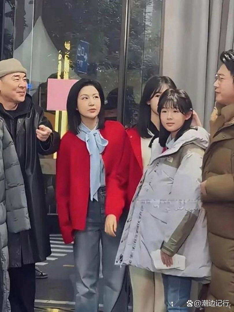 陈建斌见到陆毅的两个女儿，满脸羡慕根本藏不住，一旁的蒋勤勤同样满眼欣赏。​​​