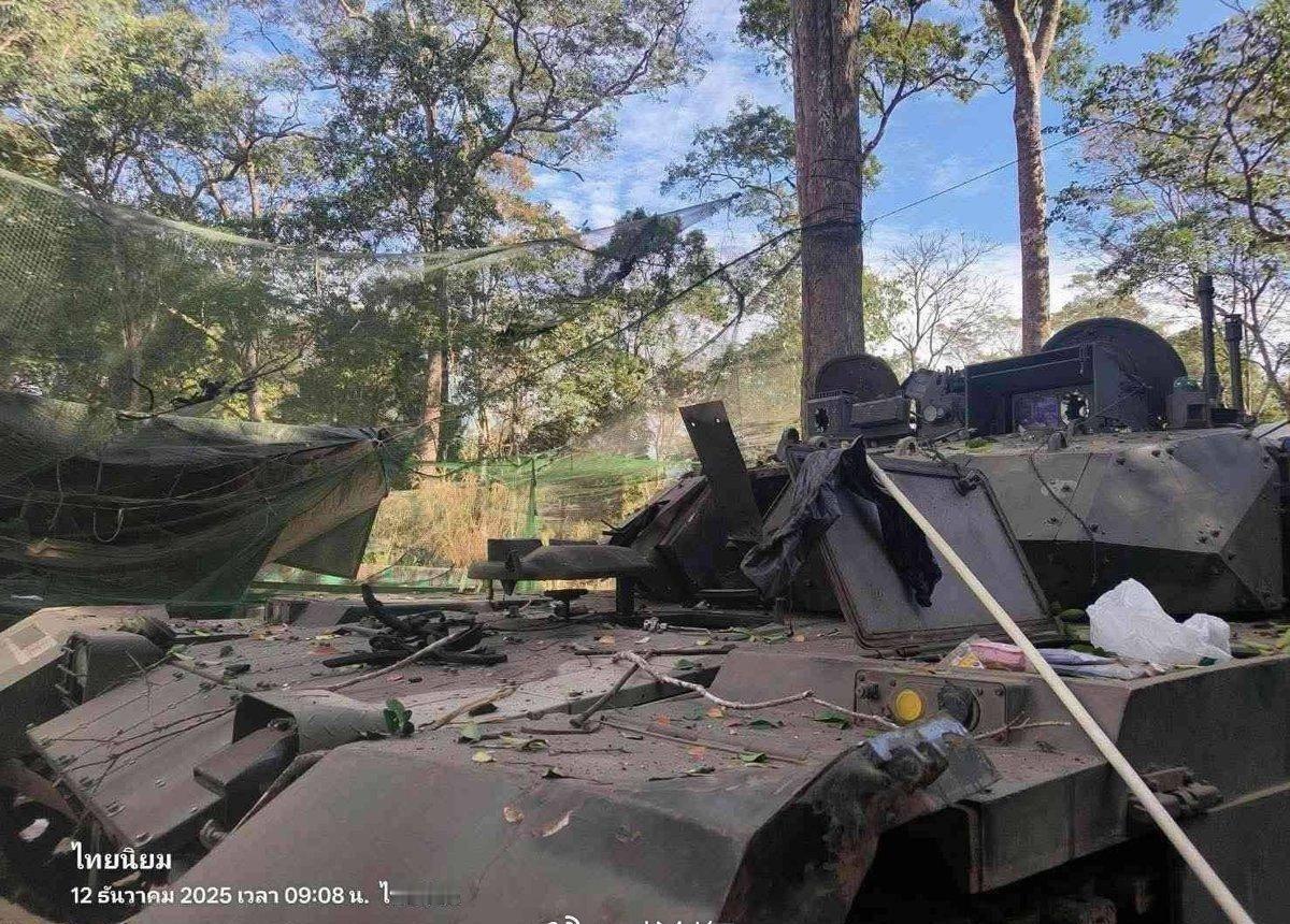 泰柬冲突中，泰国一辆RTAVT-4主战坦克的炮管被完全炸毁，火控系统中的光学观