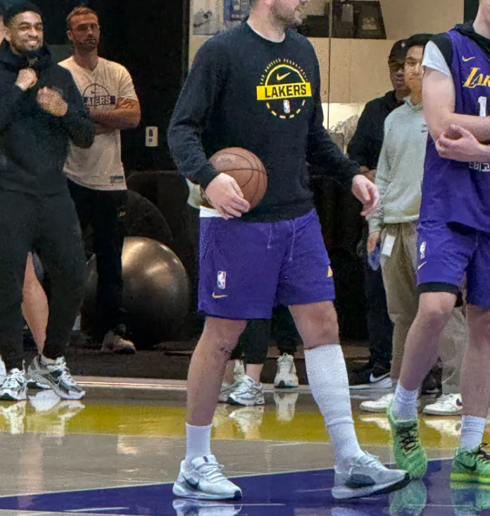 湖人记者更新社媒：卢卡-东契奇在湖人的训练中左小腿缠着绷带。同时晒出东契奇的训