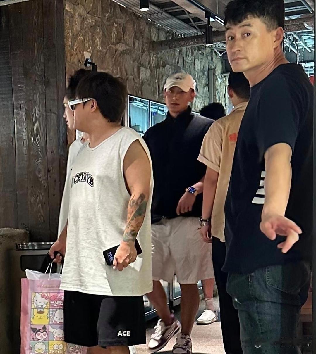 黄子韬跟老婆徐艺洋在北京下馆子，女方穿着打扮老少女心了，两口子瞅着可太登对啦！​