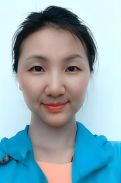 2012年，一架飞往乌鲁木齐的客机升至5000米高空时，一位空姐突然推着餐车猛撞