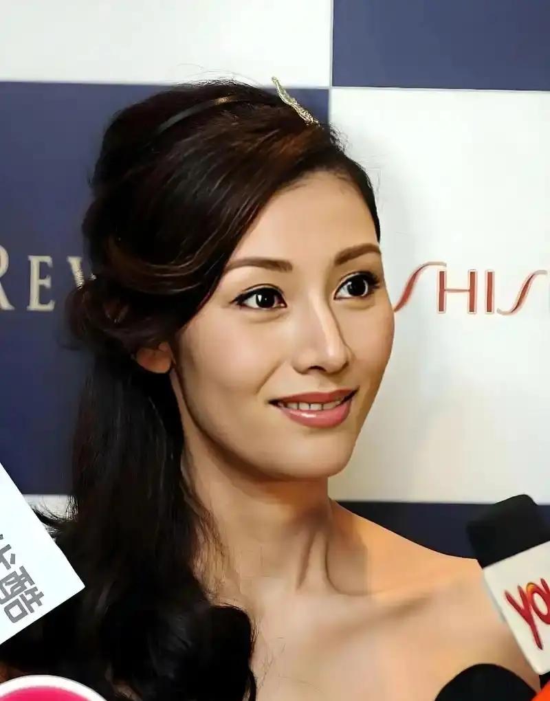 1992年，刘銮雄向宝咏琴提出了离婚，宝咏琴提了三个条件：“第一，给我买一部私人