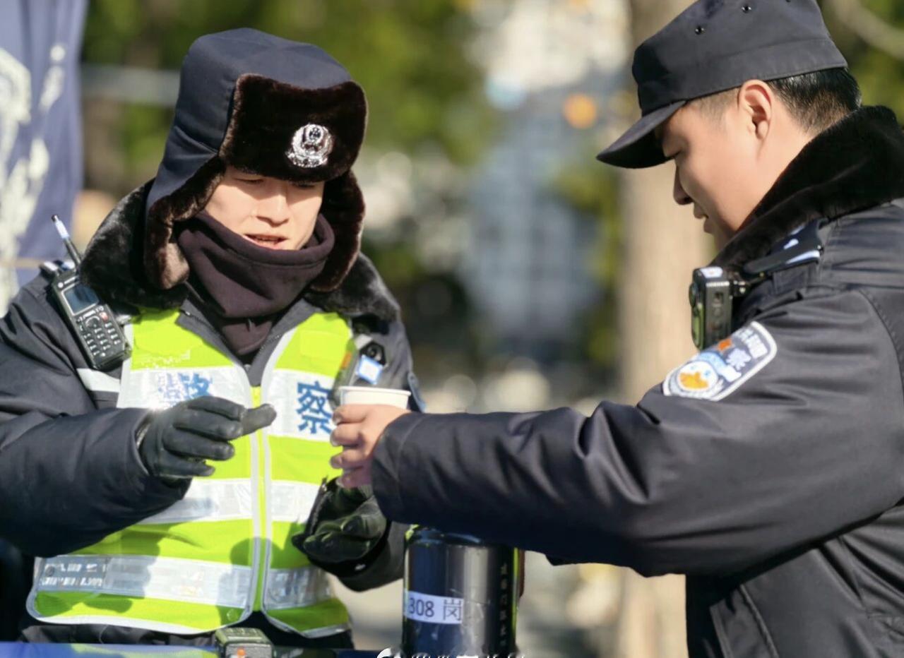 天冷了，在外执勤喝口热的，舒坦​​​