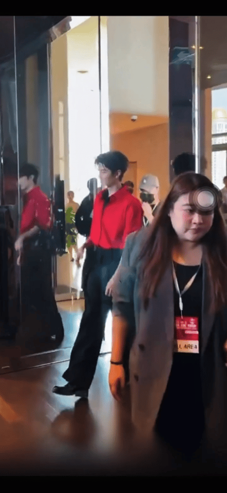 陈哲远的红黑衬衫西裤造型全程在线，利落发型衬得五官立体，红衫衬得气色绝佳，果然中