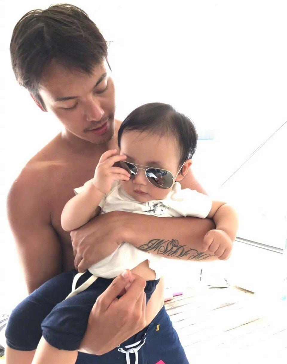 #陈伟霆何穗一家三口同框##一看陈伟霆平时就没少带娃#那是当然侄子外甥外甥女都有带过经验是相当的丰富