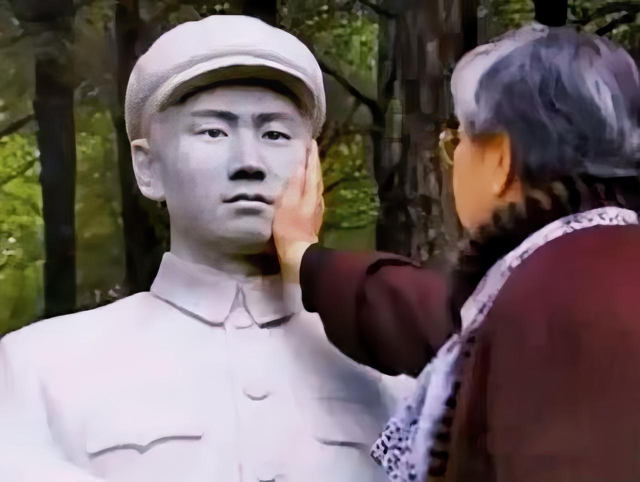下图是刘思齐在毛岸英墓前，抚摸他的雕像时的抓拍照，照片拍摄于2010年，此时，毛