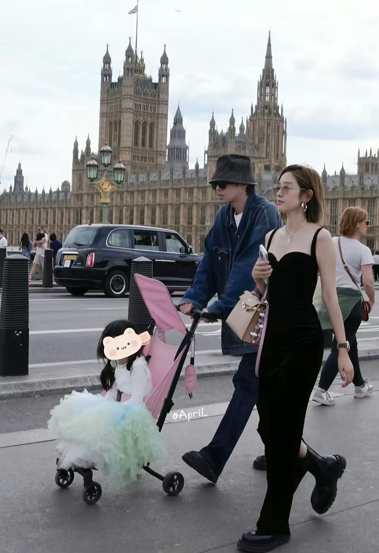 唐艺昕张若昀带女儿出游，令人羡慕的爱情​