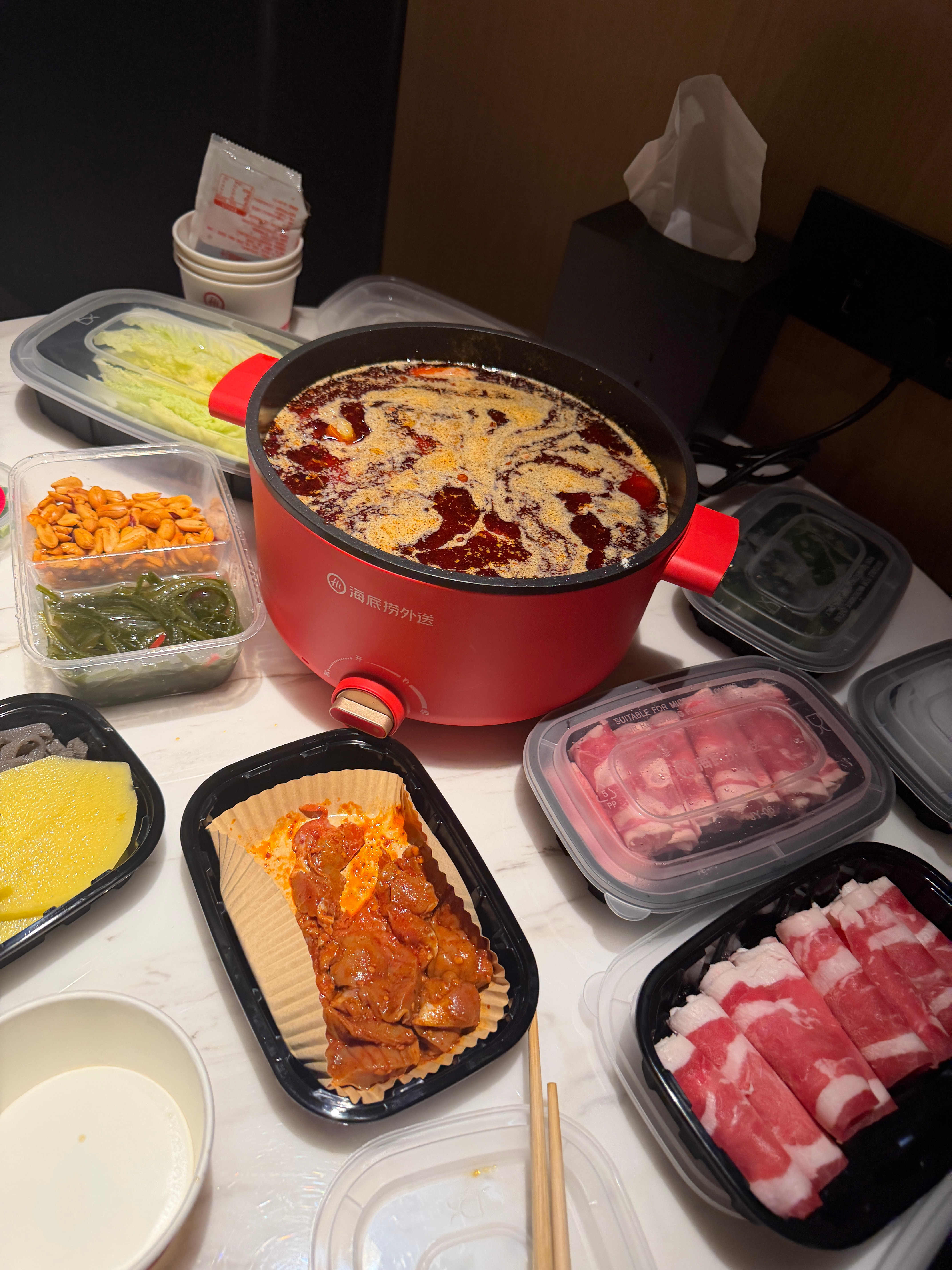 忙碌了一天的糖师傅终于吃上了晚饭上海