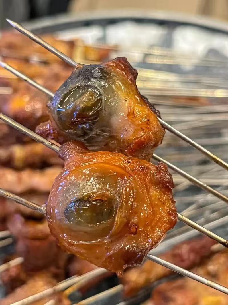 臭豆腐堪称争议美食界的“顶流”！外酥里嫩，酱汁一浇香到上头，但那股独特的“臭”味