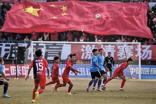 ：1. 开局遇挫却快速稳住阵脚：点球大战开局并不顺利，永州队首个出场的头号