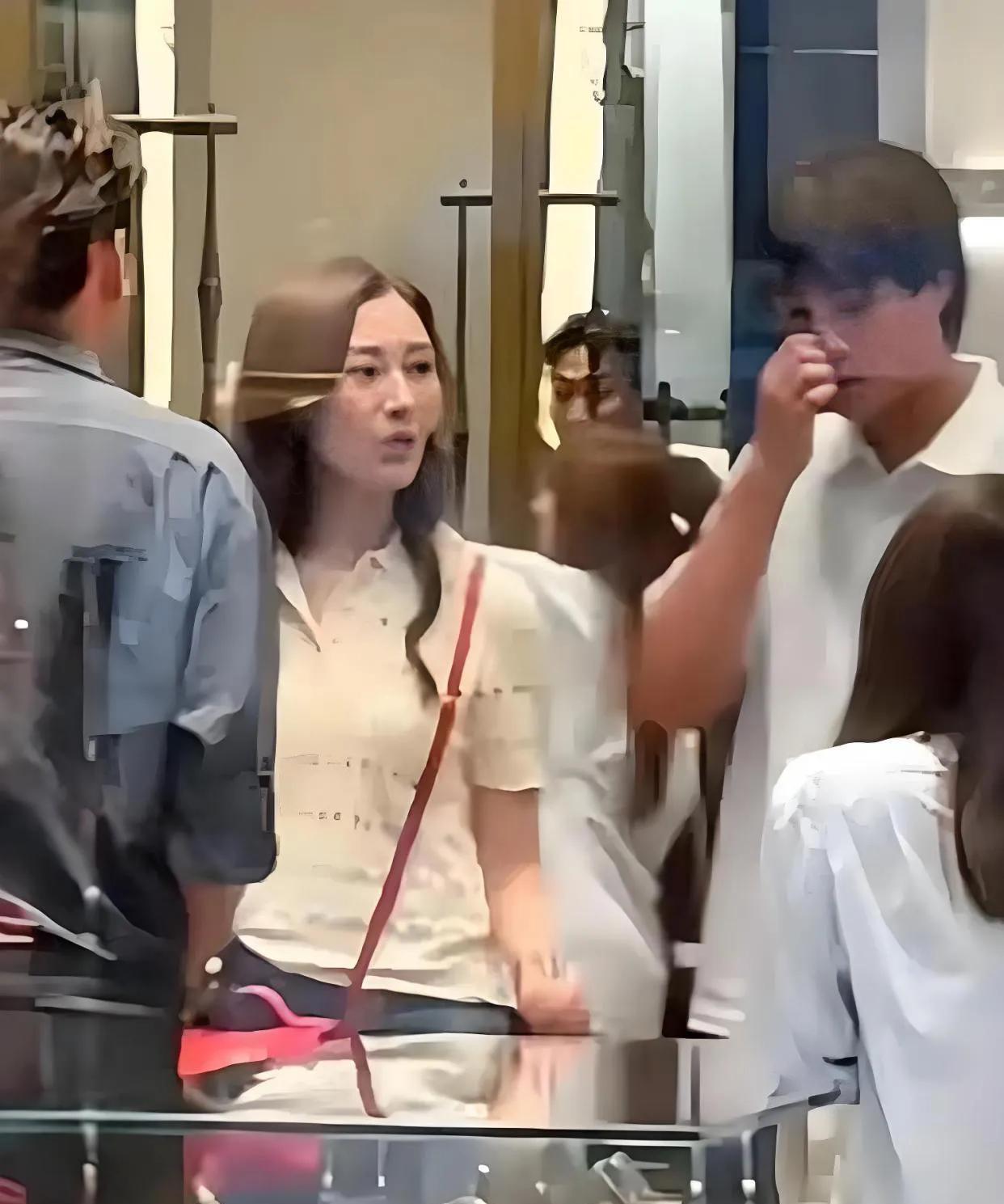 李嘉欣和许晋亨的儿子都长这么大了！母子俩逛街，儿子成了保镖！只是可惜儿子没有