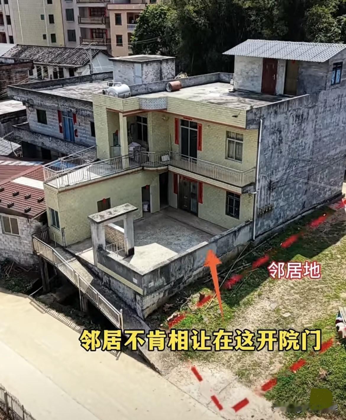 邻居不肯相让在这开院门，原本可以修水泥路到家，只能修成步梯。这情况，大家有