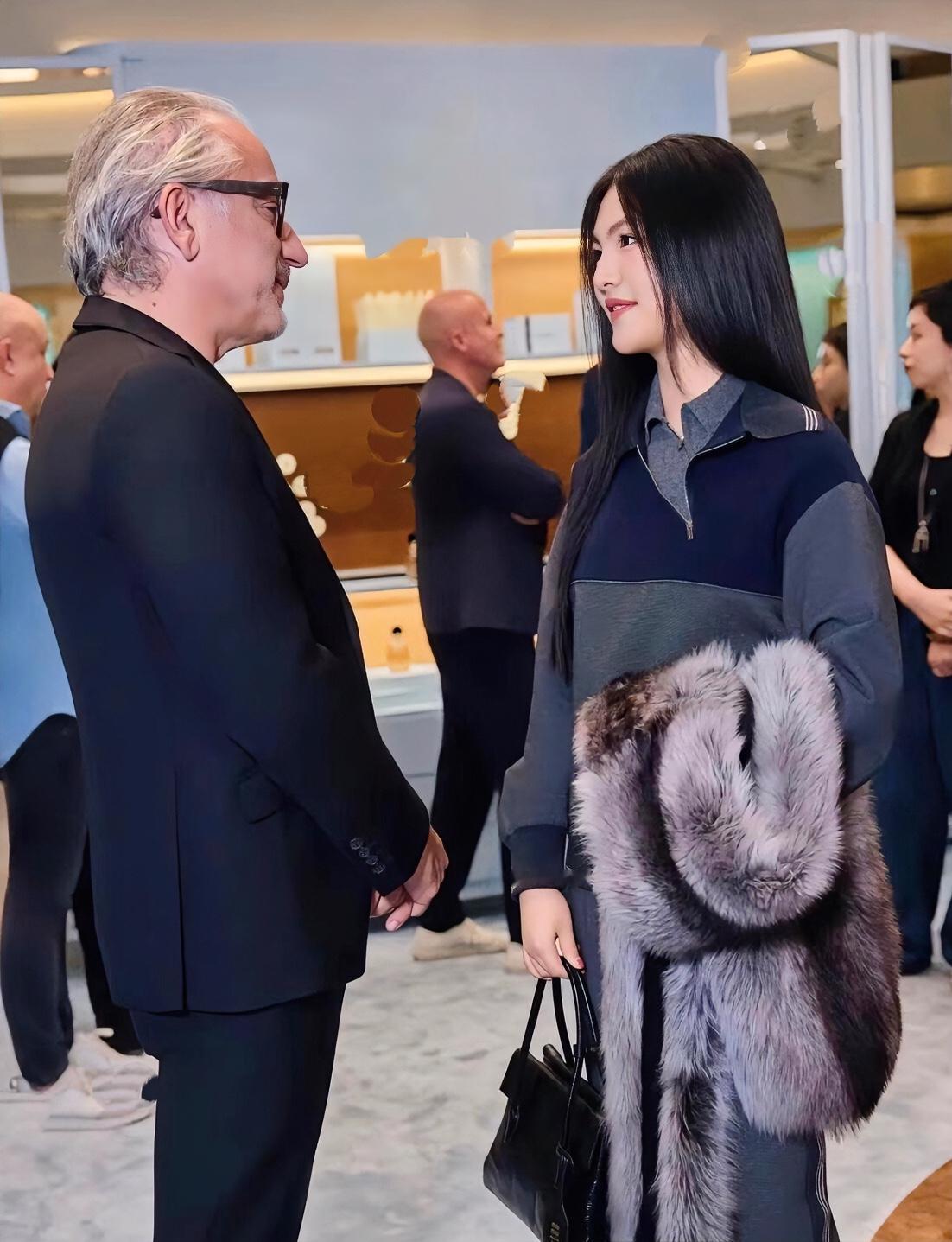 我想起许妍里面保姆阿姨说的有钱人都很注重头发头发弄的像绸缎一样，还真是，其