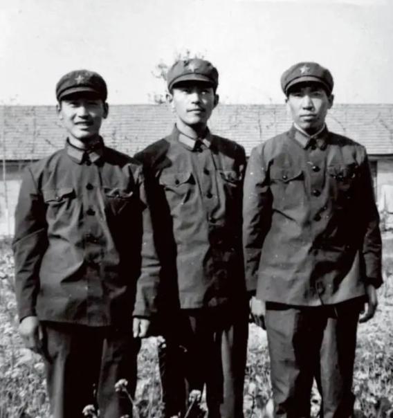 1981年底，提干失败的解放军阎连科办好退伍证后回了老家嵩县。就在火车要开的前几