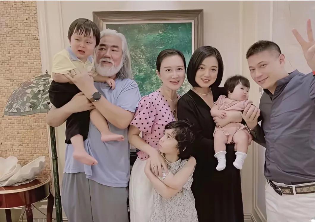 张纪中一家五口的合影，张纪中大女儿比后妈大5岁，看不出来吧，保养得比后妈还年轻[