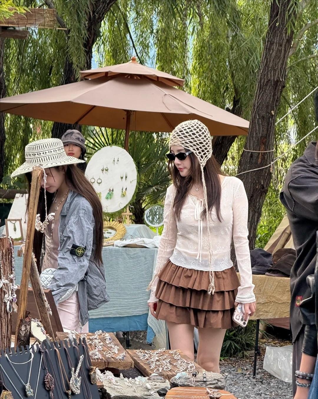 真是越来越不能理解李小璐了明明是43岁的人，女儿都那么大了她怎么还这样呢
