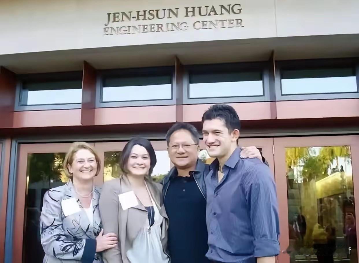 不得不说，黄仁勋的老婆基因真强大，生的孩子完全是欧美血统，找不到亚洲人的影子，黄