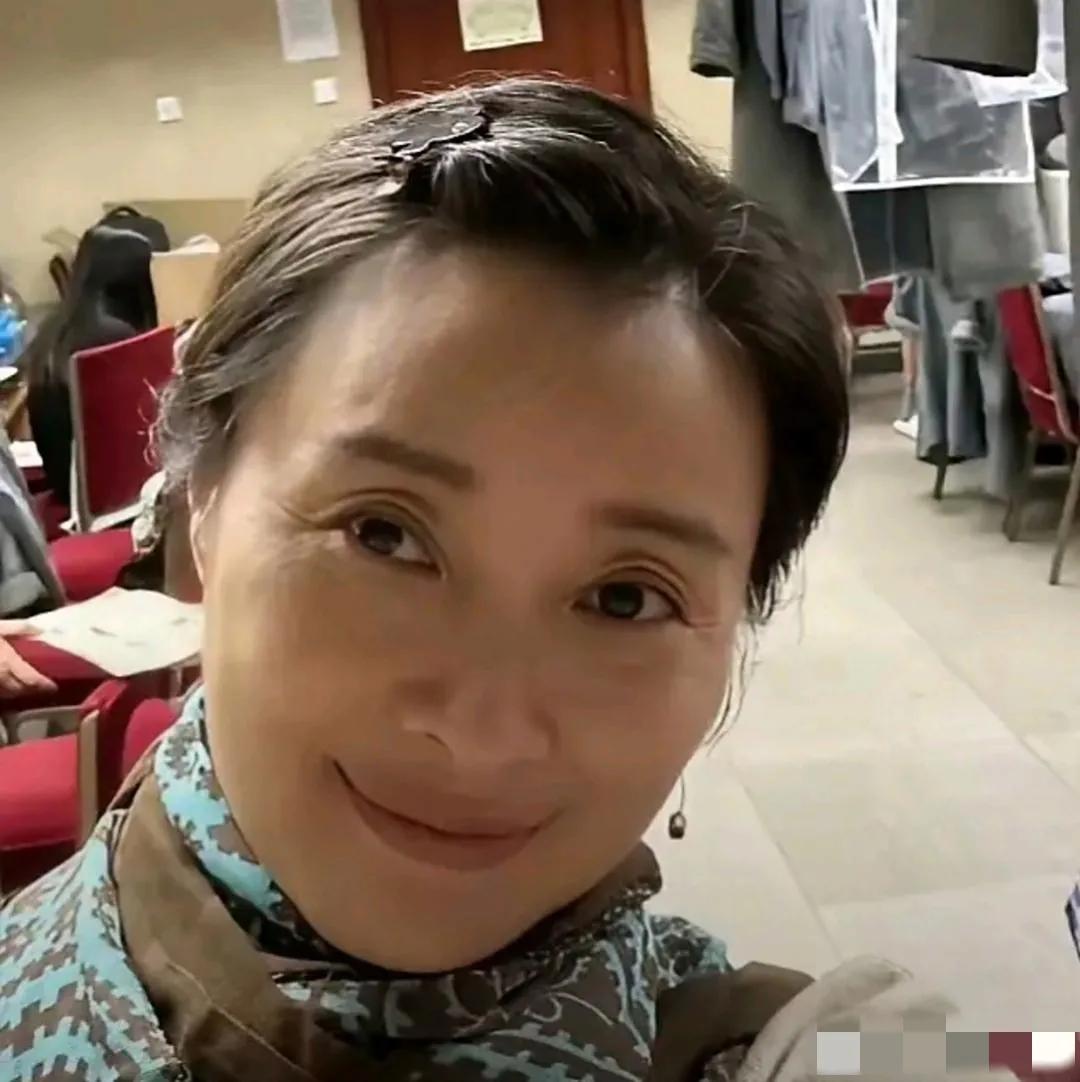 吴越也老了：额头饱满，肤色黯黄，眼角皱纹粗粝，脸长眉直，鞍鼻大嘴，面孔其实挺平淡