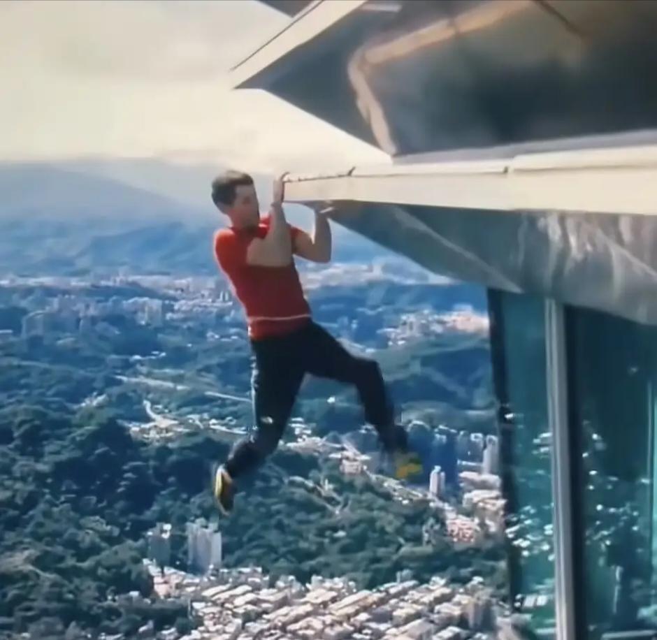 现实版的蜘蛛侠，美国小伙子徒手攀爬台湾101大楼，没有做任何安全防护，只用了九十