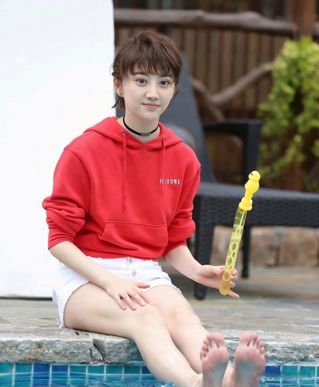 这是路人镜头拍下景甜的生图，没有滤镜也没有后期精修，原生状态依旧亮眼，不愧是大家口中的人间富贵花。​