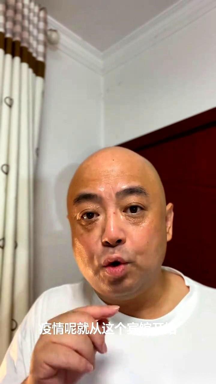 凌晨四点，客厅没开灯，只有一块手机屏幕在黑暗中泛着惨白的光。“嗡嗡嗡嗡——”