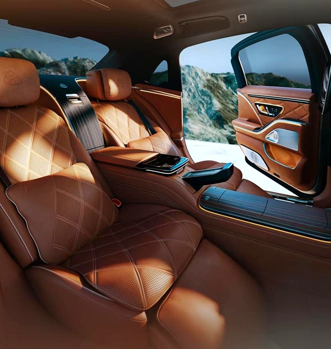 全新迈巴赫S级，别看前面，直接拉开后门。