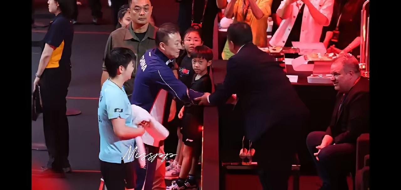 莎莎4:2战胜早田希娜后，马琳指导带莎莎去见看莎莎打球的刘国梁先生。刘国梁先生