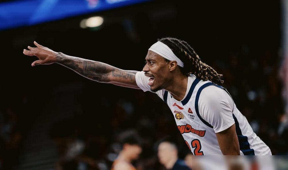 别再聊麦考尔8中1的灾难了。我告诉你，杜锋赛后的沉默，根本不是宽容，而是拔管