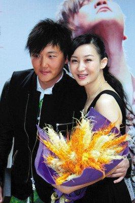 1999年，成名后的孙楠抛弃了同居10年的女友辛欣，转身娶了神交已久的买红妹。9