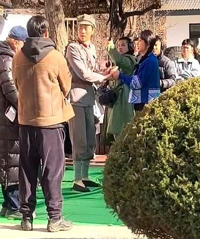 著名演员刘晓庆饰演少女74岁的刘晓庆扎麻花辫、声音娇嫩，和兵哥哥对望，还说“