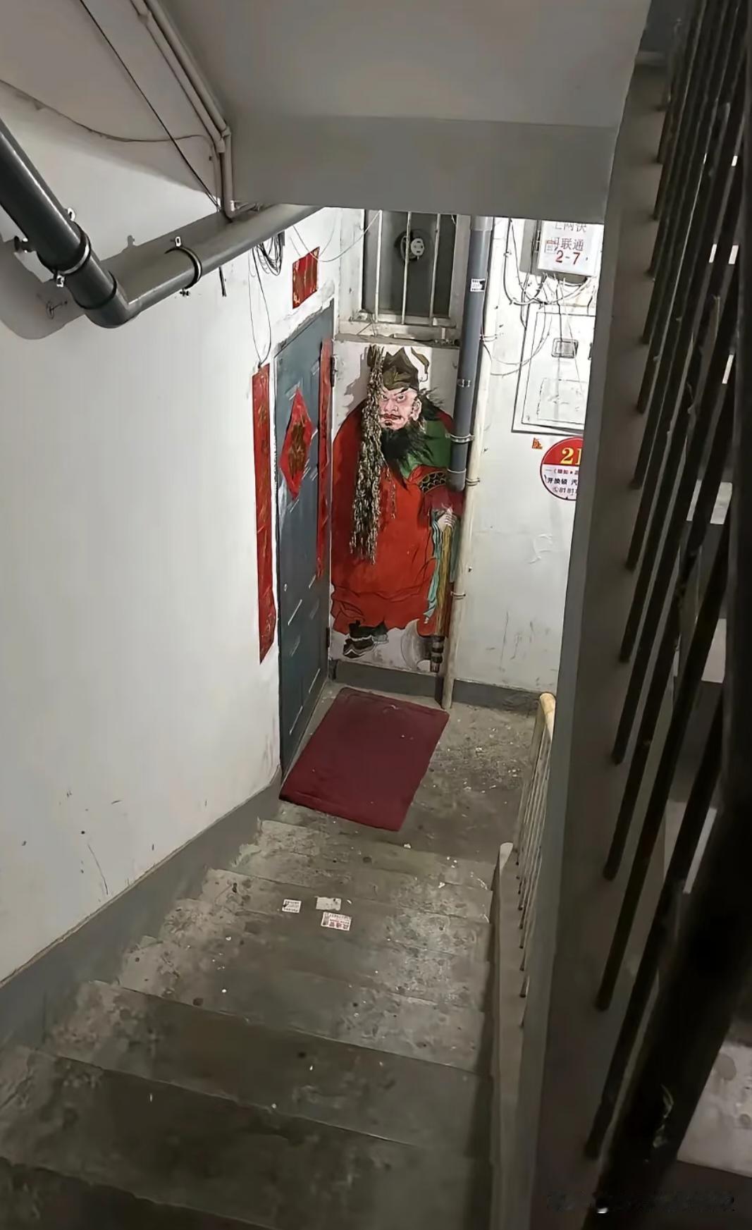 这是钟馗老哥吗？遇到这样的神邻居怎样才能化解？每次下楼就看见这位大哥在守她家的门