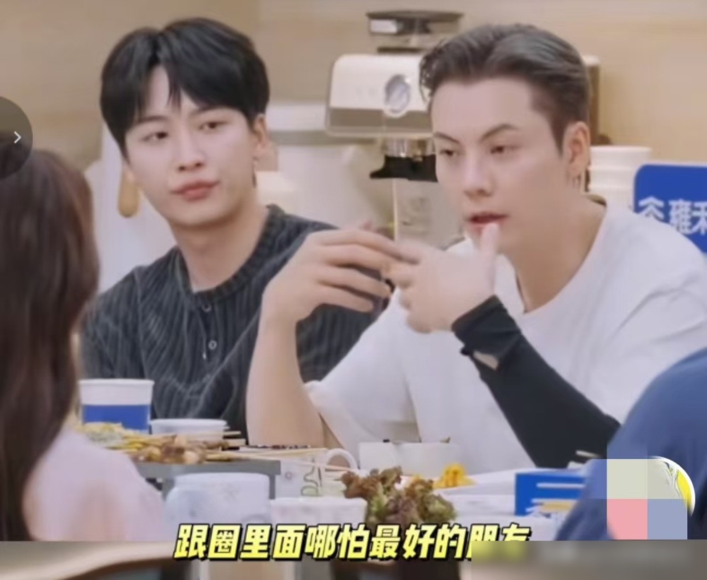 何炅抛了个问题，知道太多秘密是福还是祸，杨迪说那是信任，陈伟霆直接摇头，我最大的秘密，圈内朋友一个都