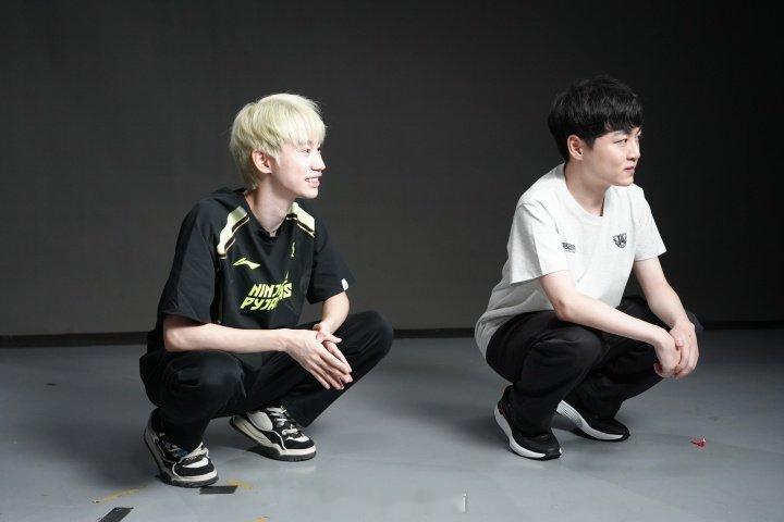 涅槃双杰！糖小幽晒出Doinb与Showmaker一起带娃合照：世界冠军哄娃花絮