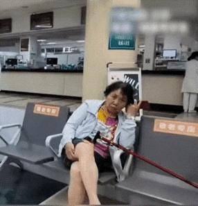 你可能想不到，一段不到一分钟的师生偶遇视频，能在2025年夏天火到全网刷屏，连央