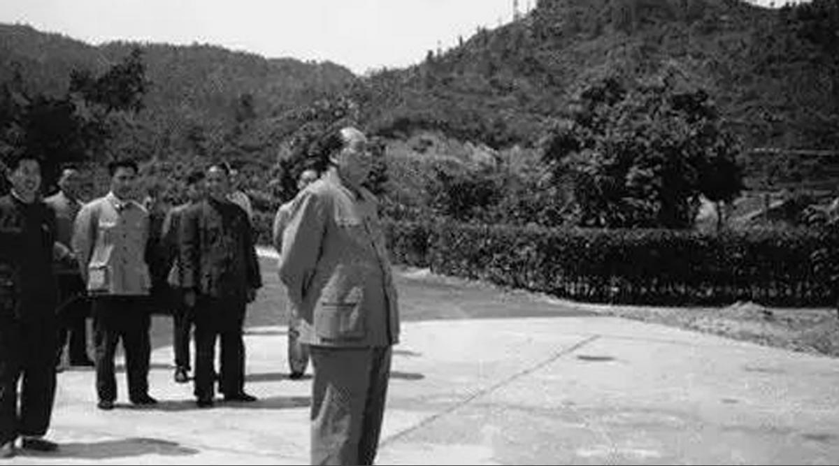 65年毛泽东在井冈山看到一老妇人，立刻抓住她的手：袁嫂子，是我“1965年5