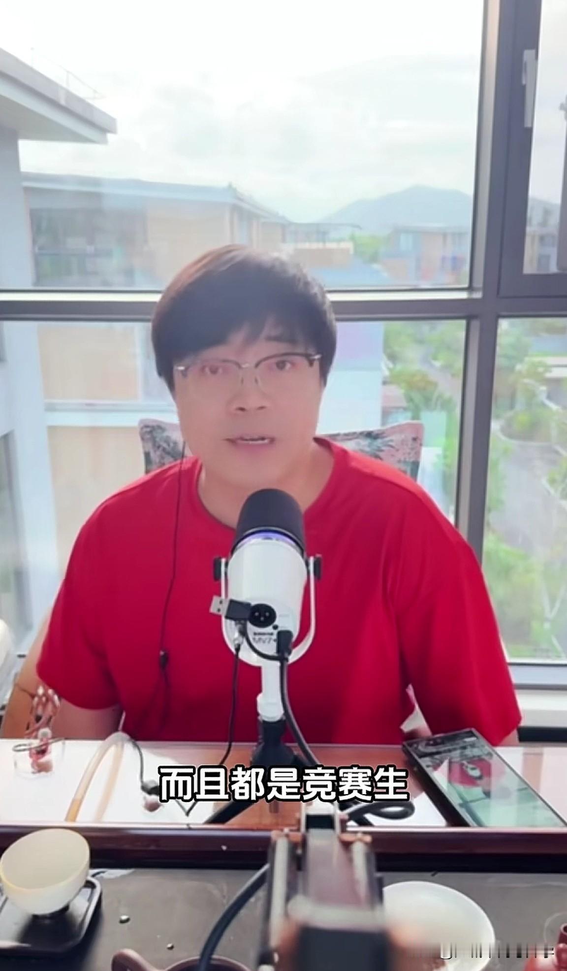 物理竞赛生最后大部分都选了计算机专业，而数学竞赛生大部分都选了数学专业，物理