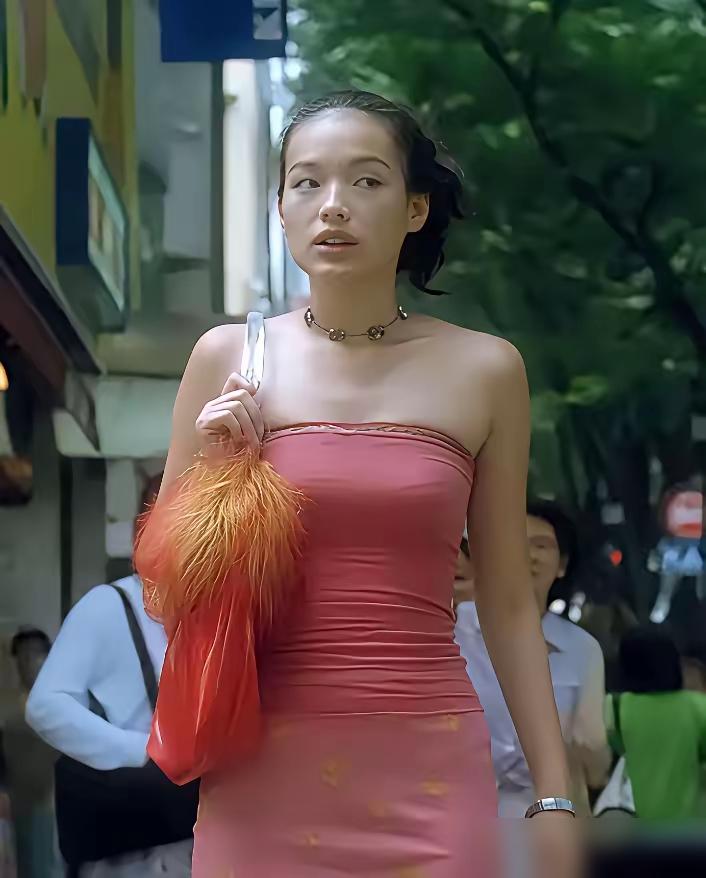 冯小刚说过，舒淇是他合作过最好的演员。他骂过网友，力挺她，得了个外号叫护舒宝