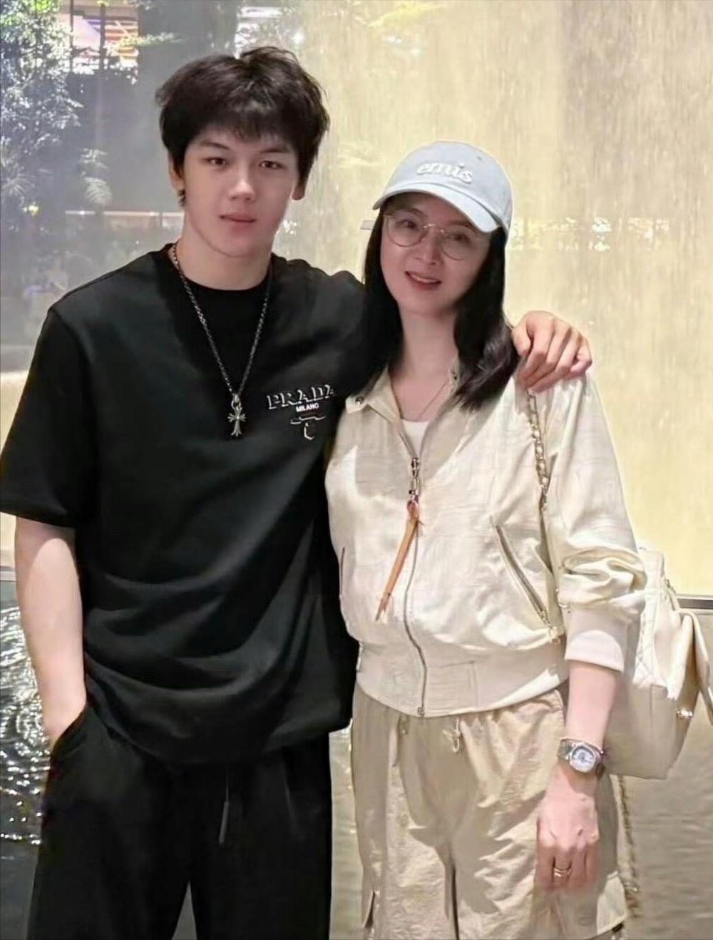 原来好基因真的可以遗传。不信看王艳和儿子的合影，王艳自然是大美女，年轻时的晴