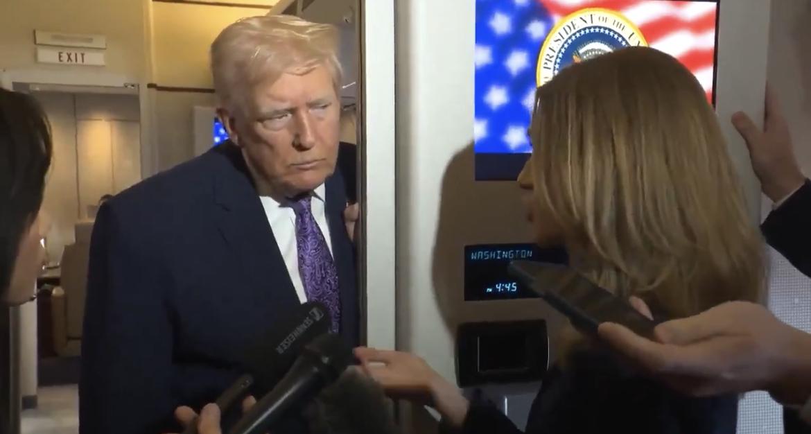 川普确定“蒂姆•沃茲”就是智障。😂😀✌️川普结束周末启程回白宫的飞机