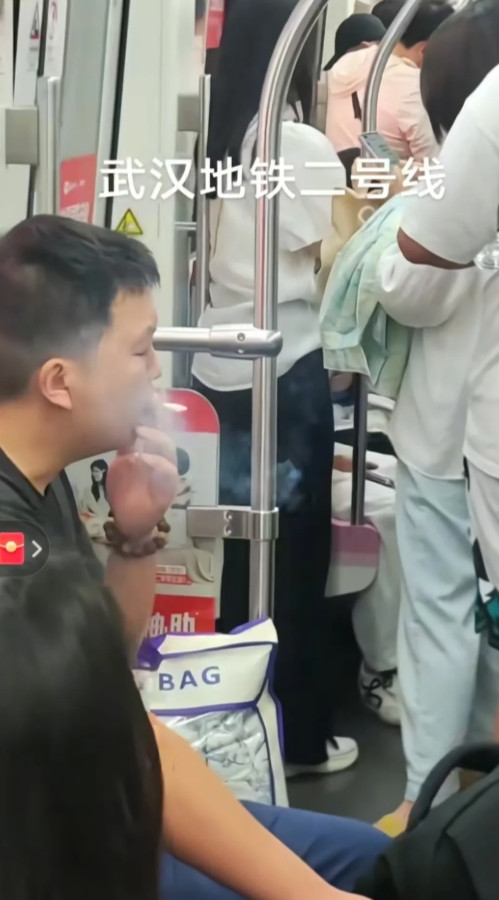 真是“胆大包天”！第一次看见有人在地铁上抽烟！7月19日，有网友发视频称，武