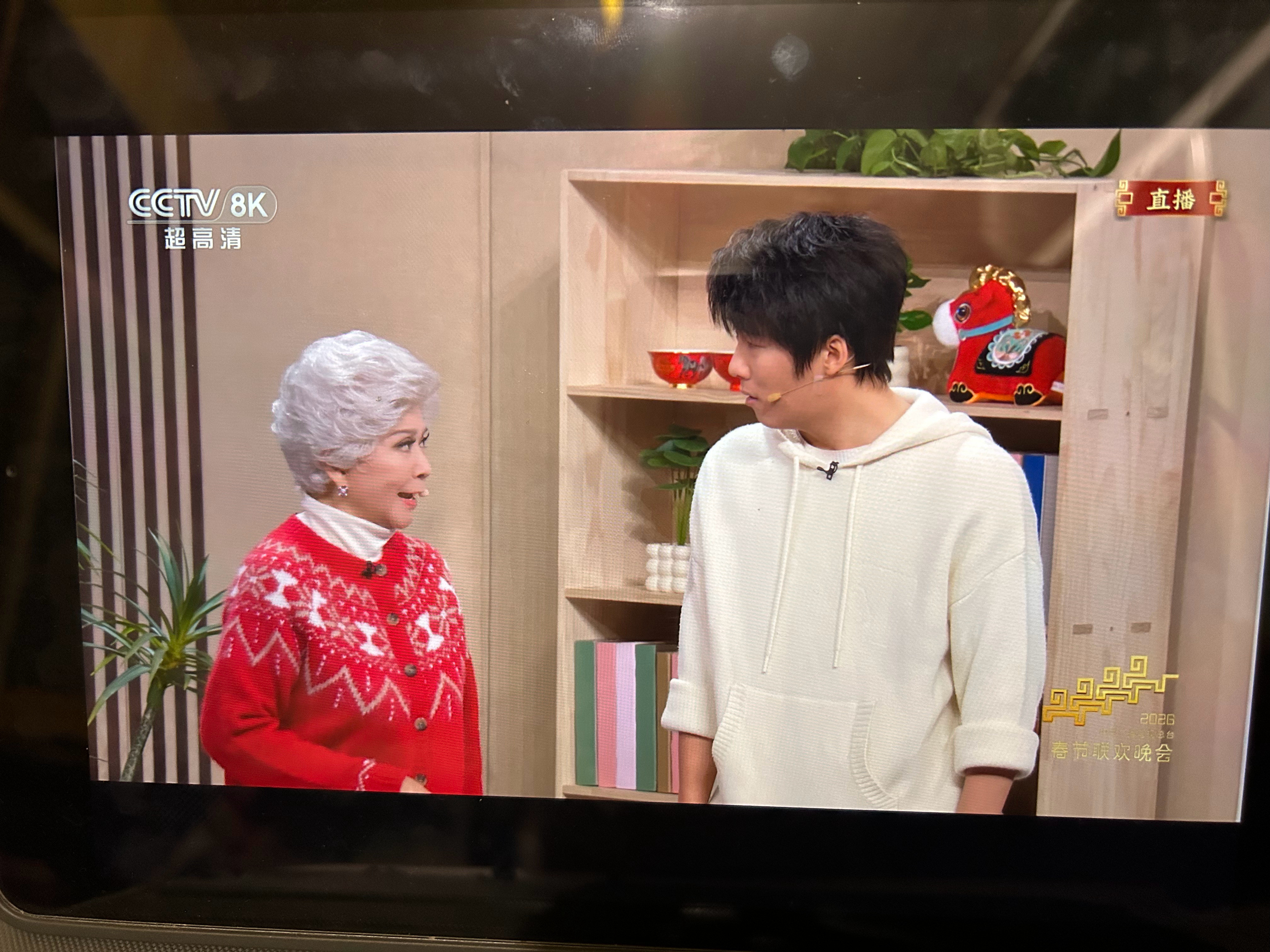 蔡明：这（机器人）才是手办。感觉今天这机器人好可爱啊，又是哭又是笑的！蔡明小品