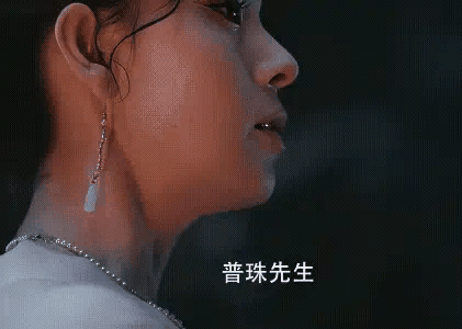 《水龙吟》大结局西方桃被鬼牡丹吸入了青铜柱，最后选择和鬼牡丹玉石俱焚了，两个人双