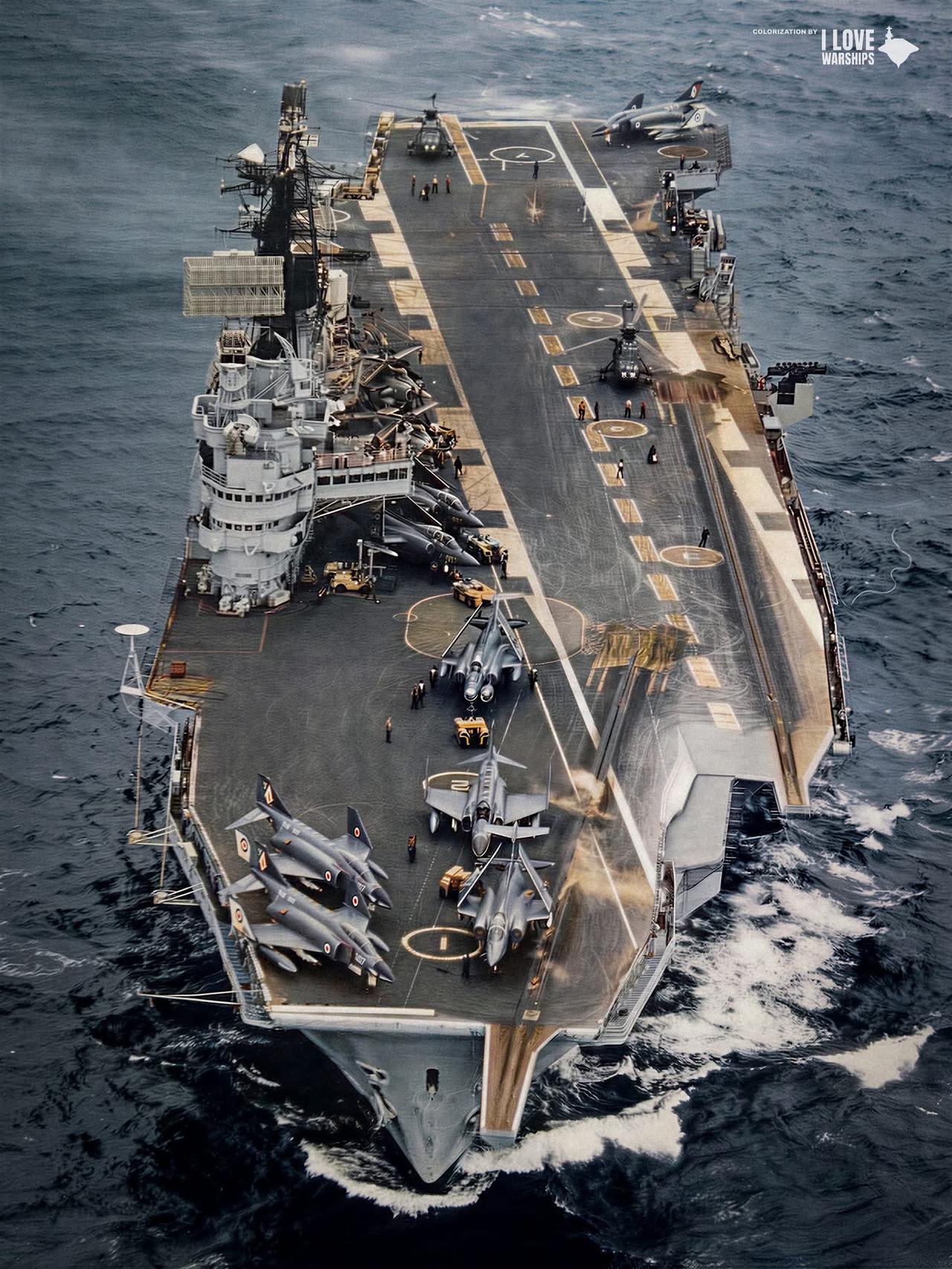 老照片：英国皇家方舟号航空母舰（R09）于1955年服役，1979年退役，