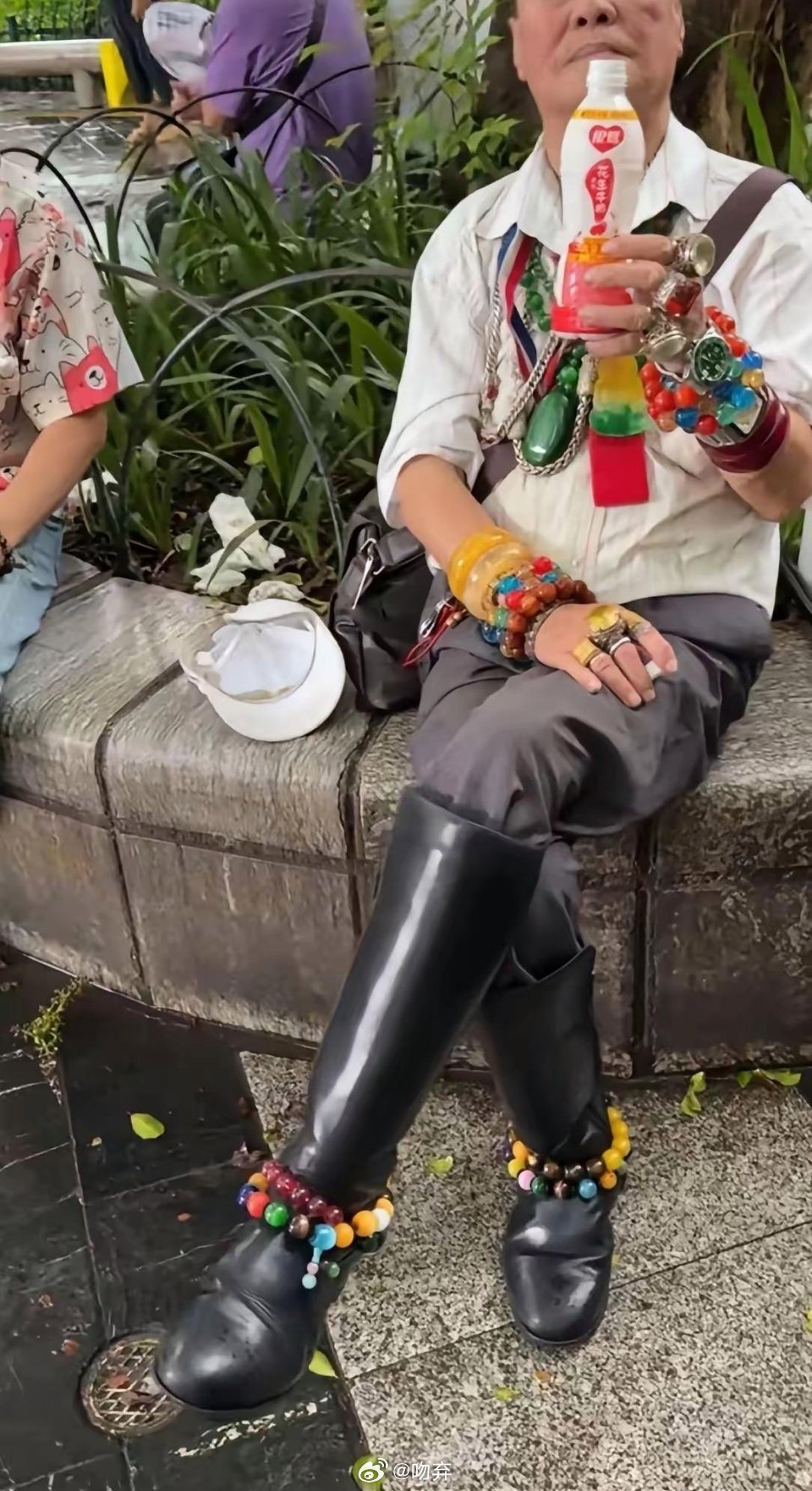 大爷是把身家都带上了，这实力哪个大妈能相中？