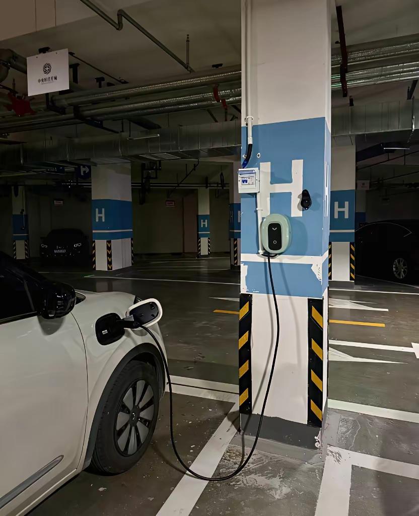 跟物业吵了两年，今天终于不用再求他们盖章了。我刚知道，现在在小区装充电桩，物