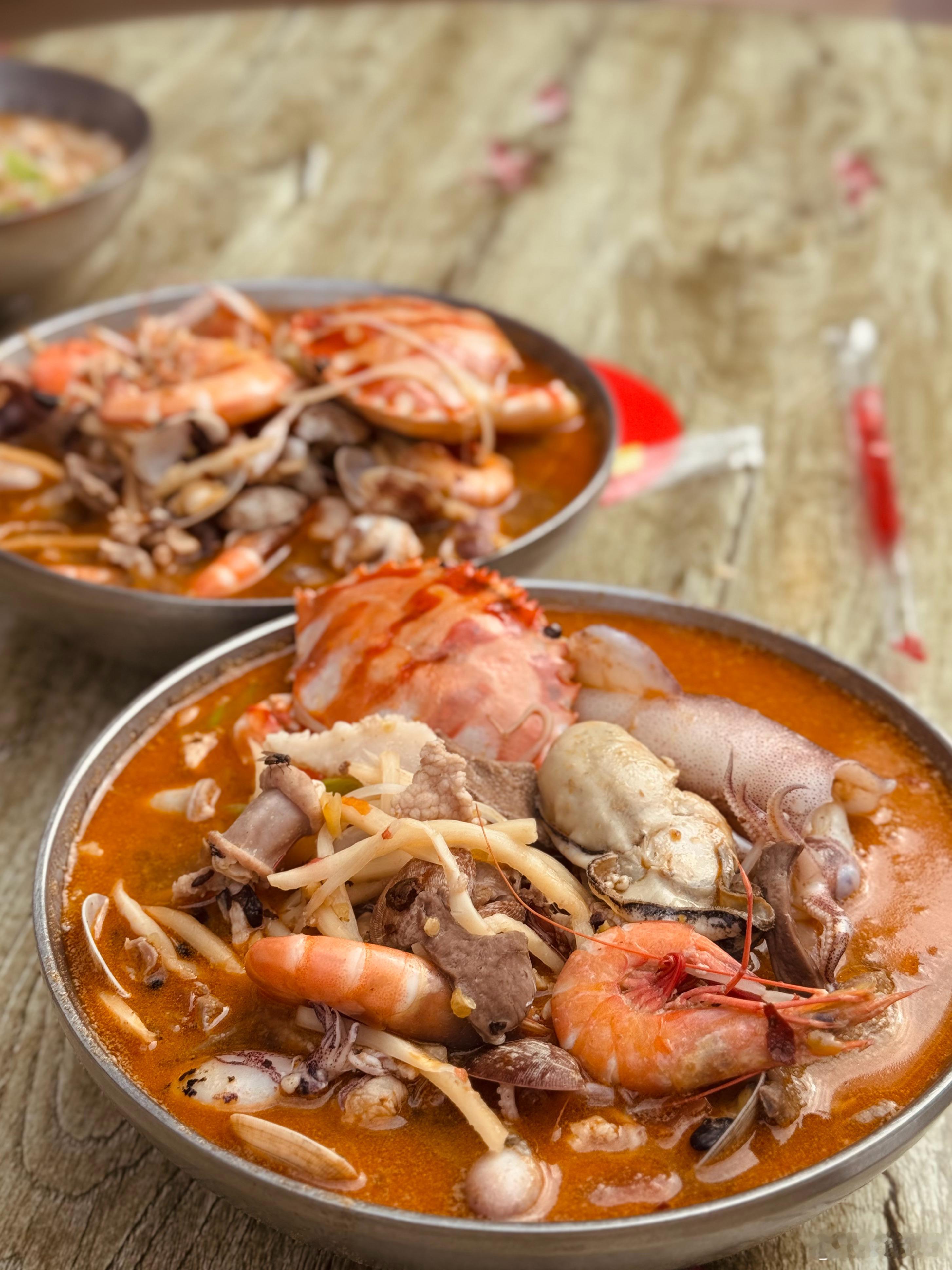 来北海不吃海鲜粉等于白来？这里还有鲨鱼牛肉，加了螃蟹15块、大虾9块、生蚝5块、