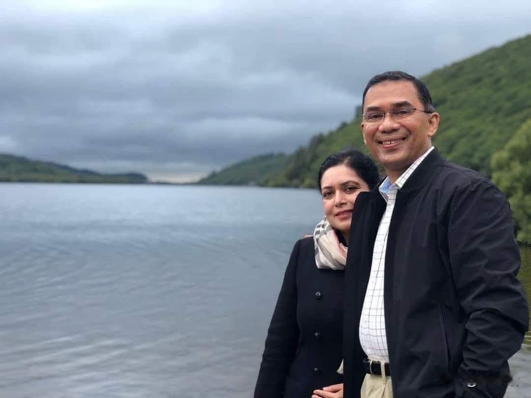 塔里克·拉赫曼携妻子和女儿离开伦敦。尽管有安保人员在场，但仍有许多记者和支持者跟