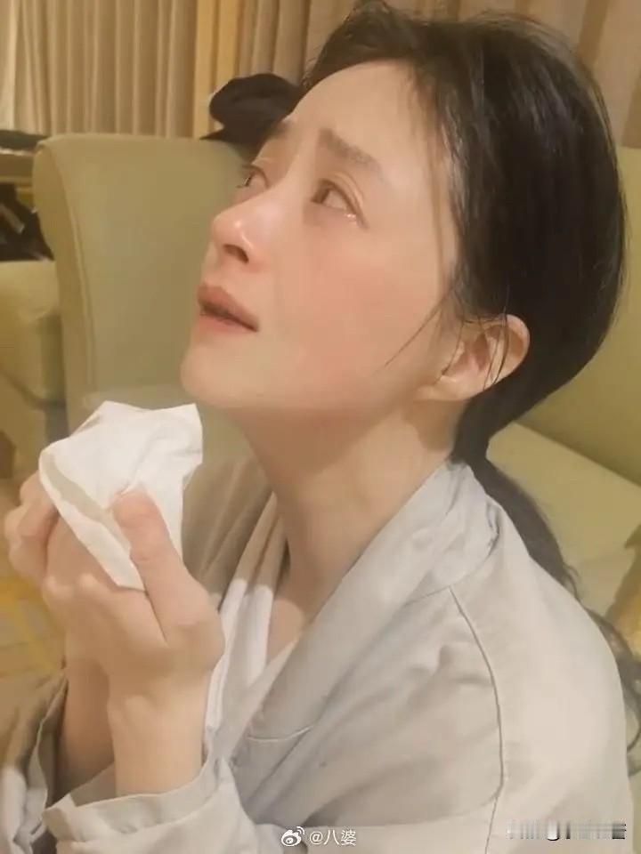 42岁的蒋欣估计今晚又要哭了不是因为没结婚而是贾玲近照曝光，再次给了她“