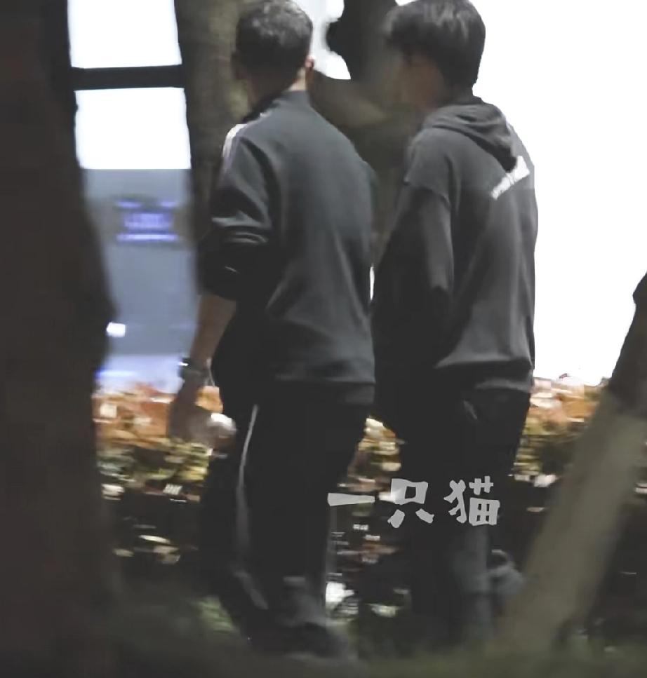 刘恒教练陪着温瑞博散步，是不是两次选拔决赛输了感觉有点丧丧的，刘指导给做思想工作