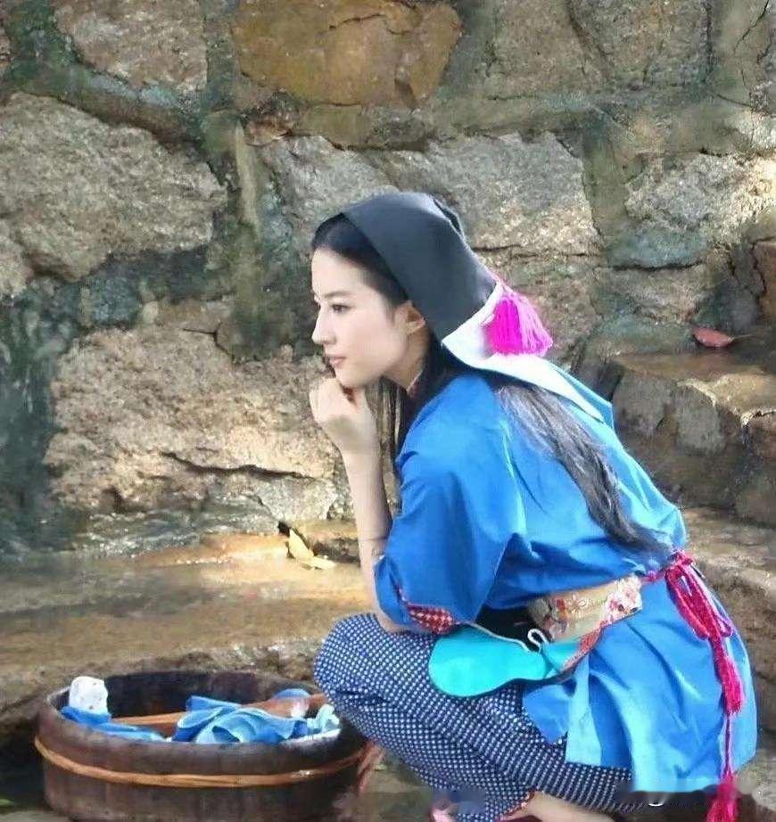 看完刘亦菲的乡村造型彻底懂了：有些人真演不了农村人！她自带的清冷仙气与乡土感格格